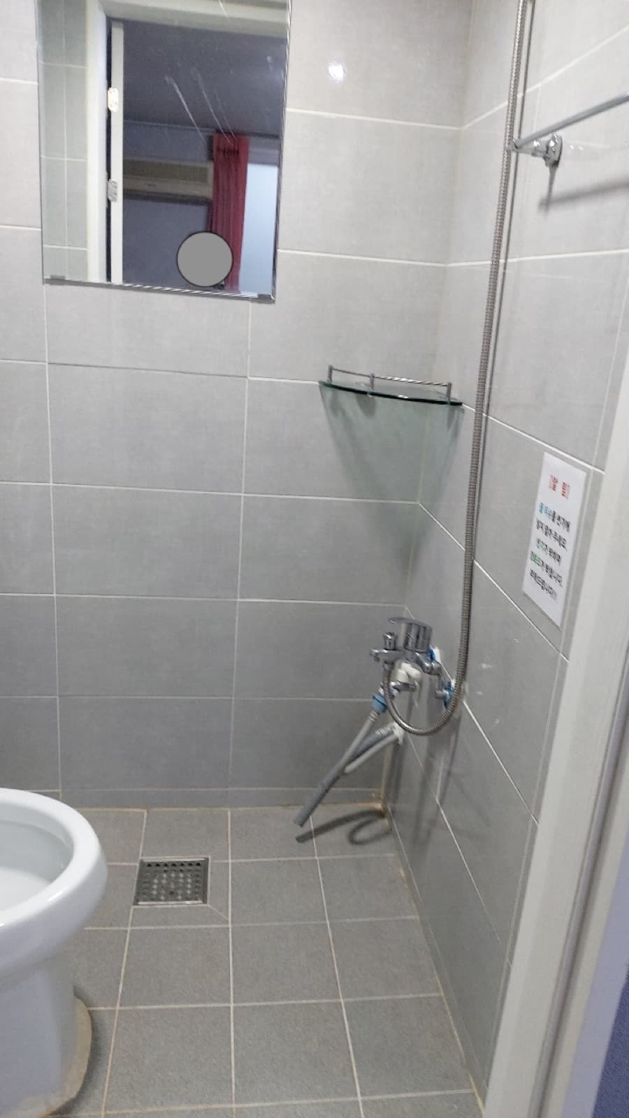 별관 객실의 개별 화장실과 샤워실