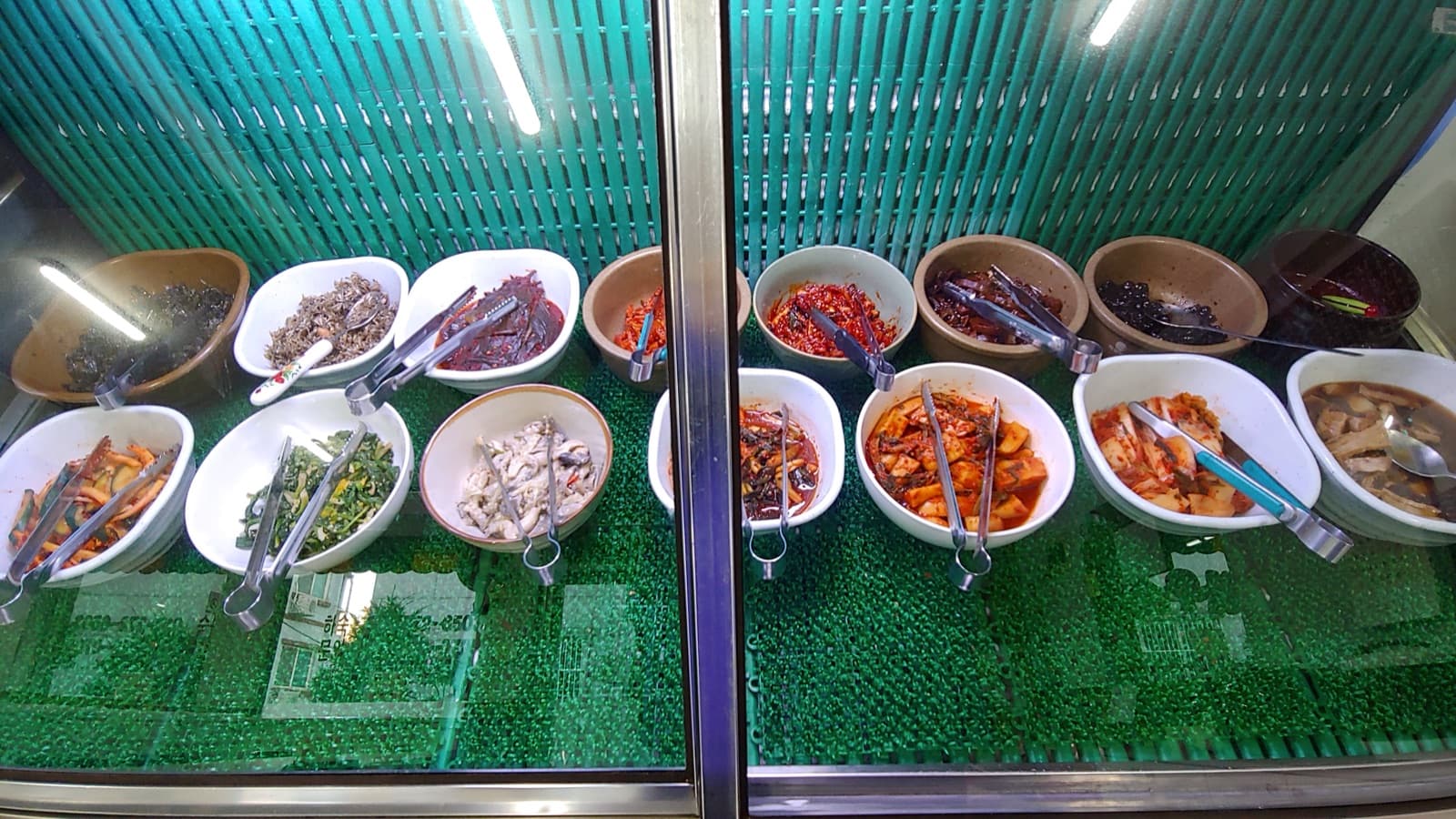 부페식으로 차려진 반찬들