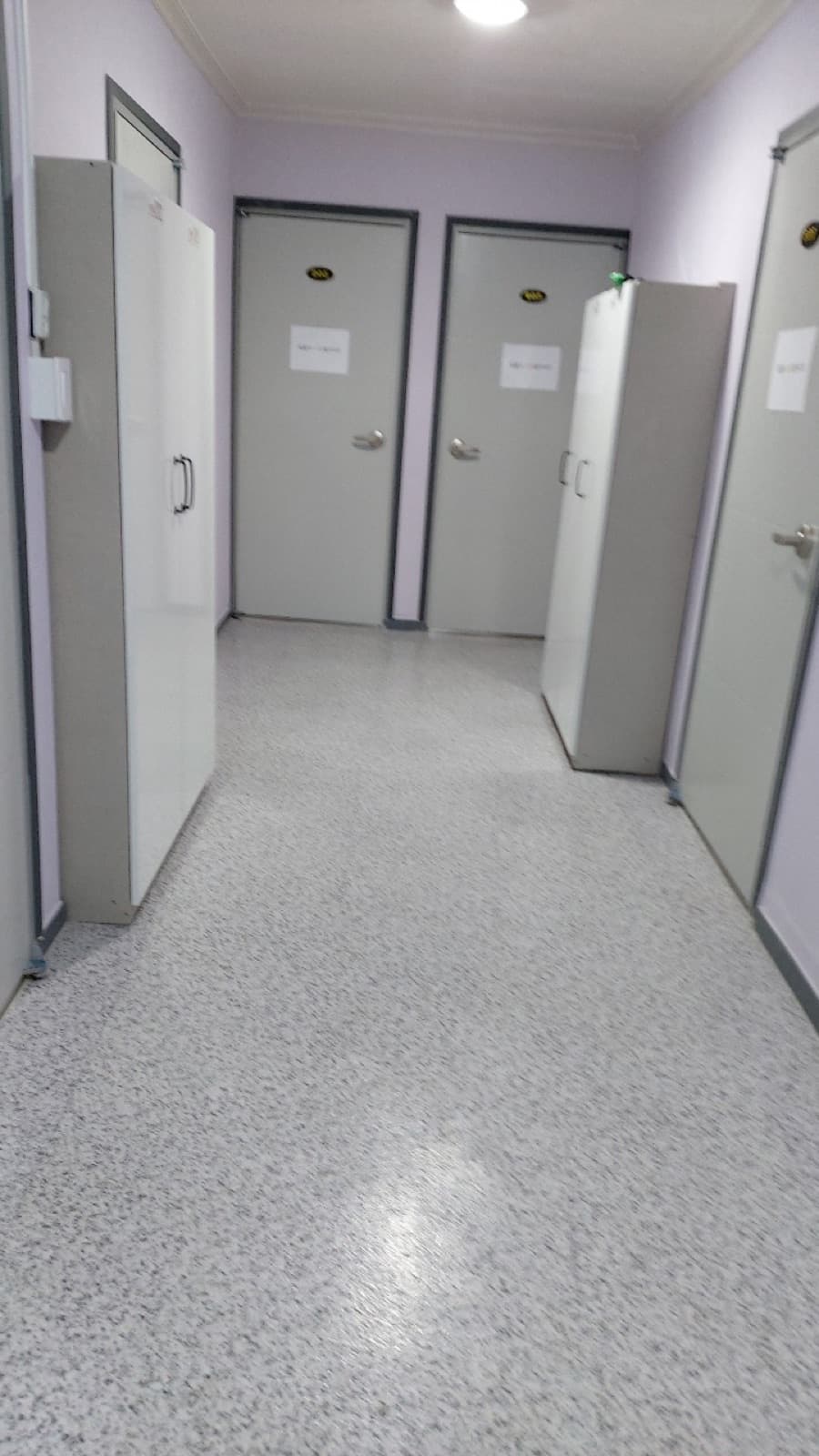 디지털 도어락이 설치된 본관 복도